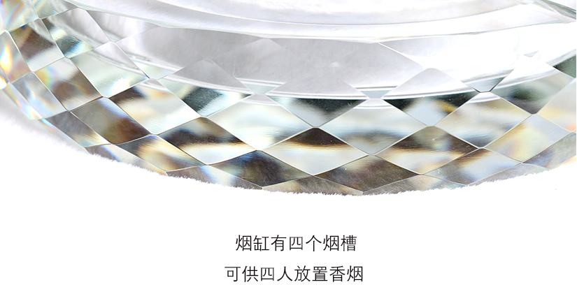 放在有色彩的地方，顯得五彩斑斕
