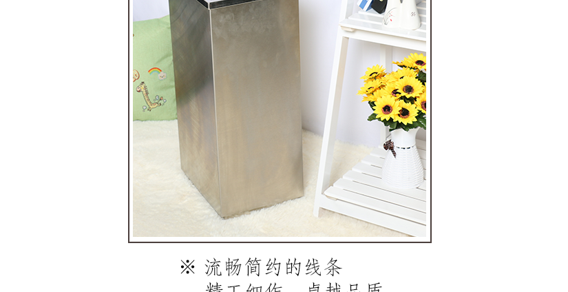 一邊是煙灰缸